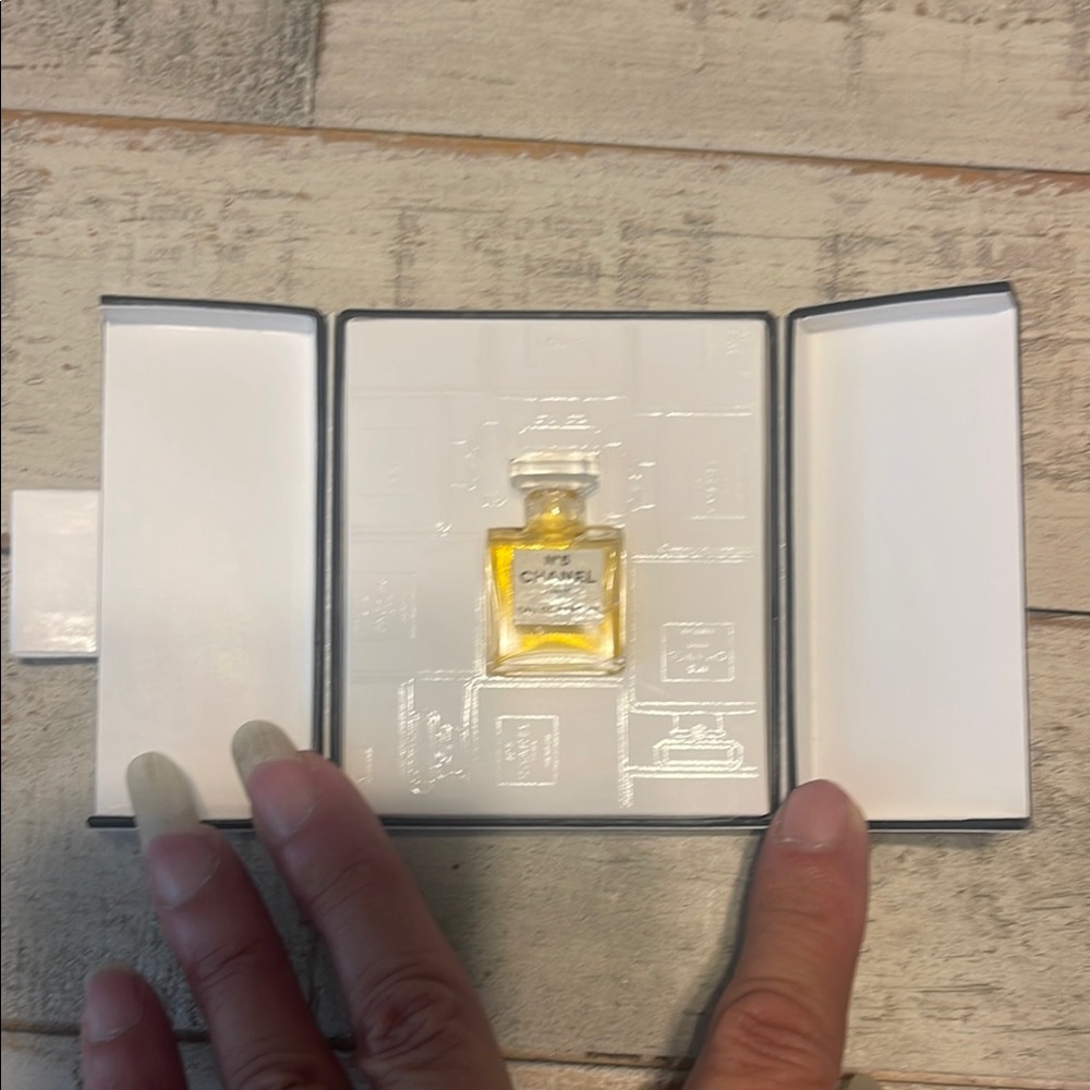CHANEL N°5 Eau de Parfum - White - Picture 3 of 5